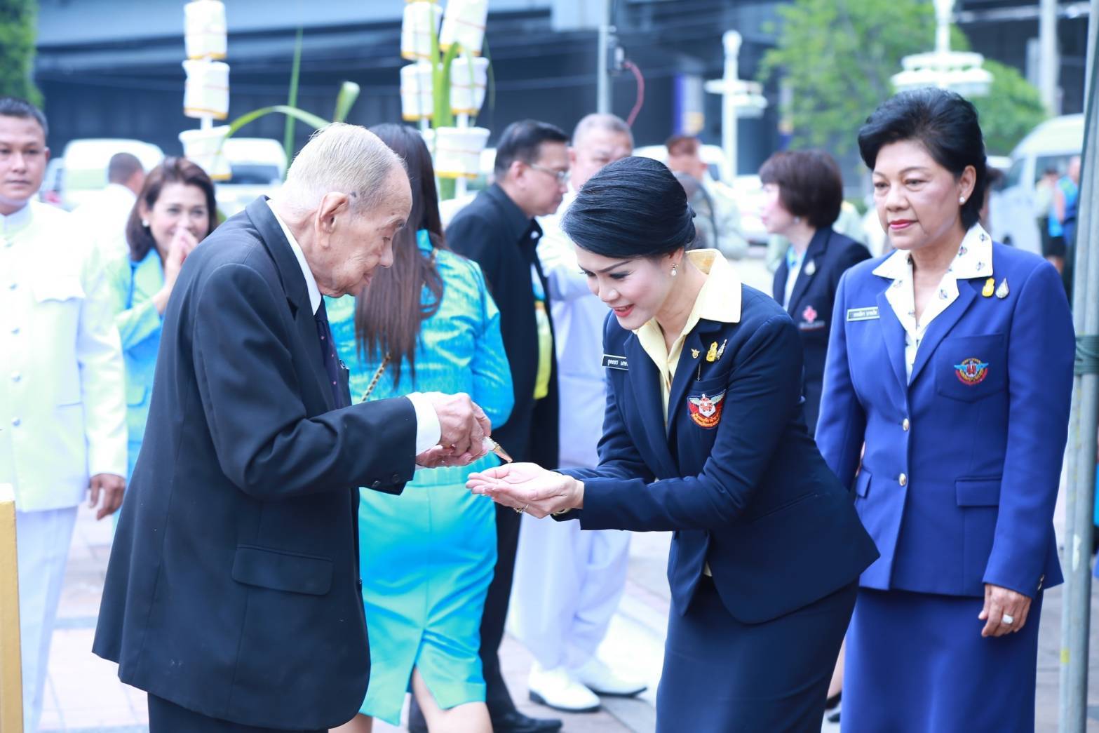 027 เมื่อวันที่ ๑๔ พฤศจิกายน ๒๕๖๒ คุณยุคลธร เกษโกวิท อุปนายกสมาคมภริยาฯ เป็นผู้แทนนายกสมาคมฯ พร้อมด้วยคณะกรรมการสมาคมฯ ร่วมพิธีบวงสรวง พระราชานุสาวรีย์ รัชกาลที่ ๖ ณ สวนลุมพินี กรุงเทพฯ