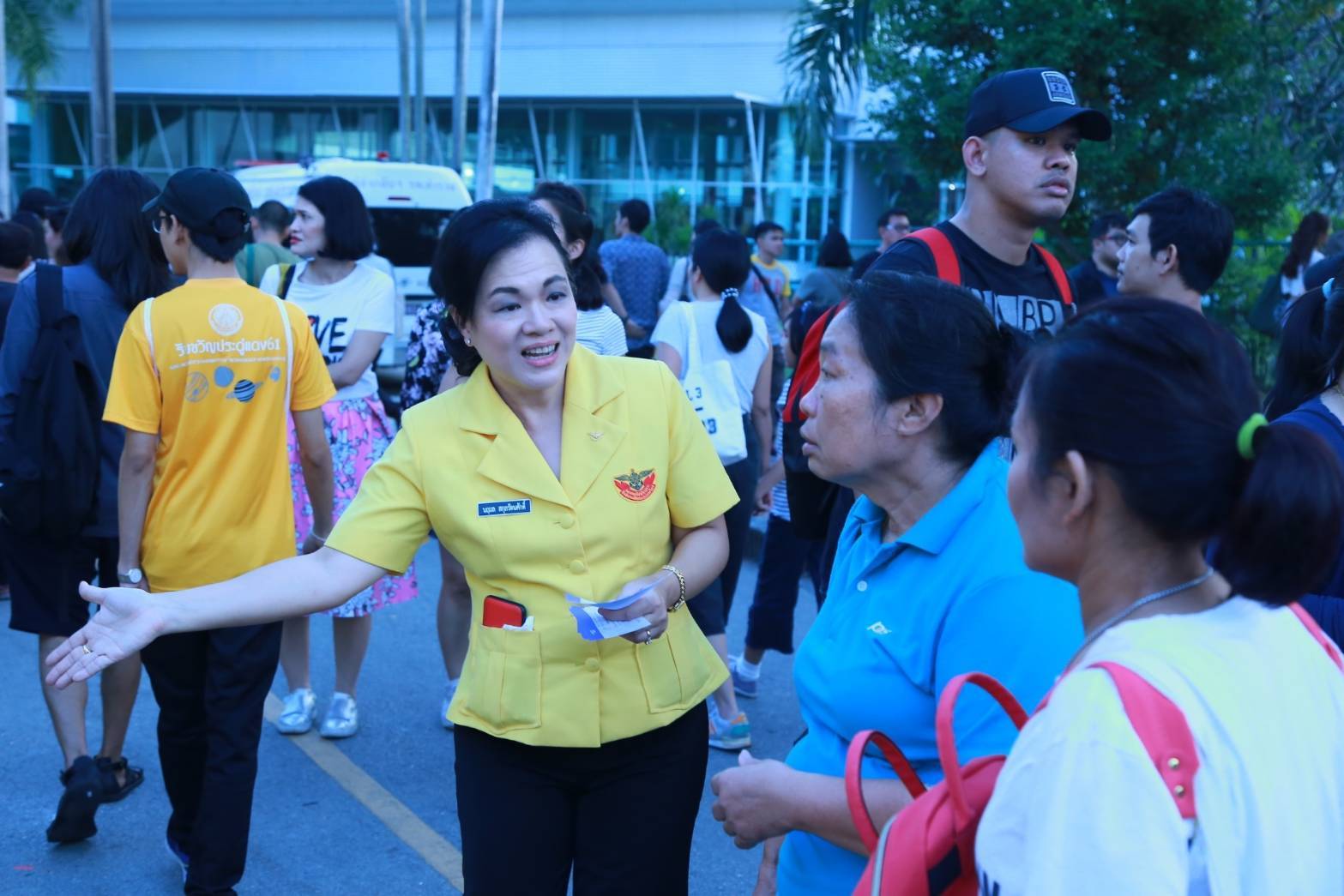 028 เมื่อวันเสาร์ที่ ๑๖ - วันอังคาร ๑๙ พฤศจิกายน ๒๕๖๒ นายกสมาคมภริยาฯ พร้อมด้วยคณะกรรมการฯ เจ้าหน้าที่เวรประจำร้านสมาคมฯ ให้การต้อนรับประชาชนที่มาร่วมกิจกรรมตักไข่ชิงโชค เกมส์ยิงปืนเลเซอร์ เลือกชมและเลือกซื้อผลิตภัณฑ์ภายในร้านของสมาคมฯ ณ สวนลุมพินี กรุงเทพฯ