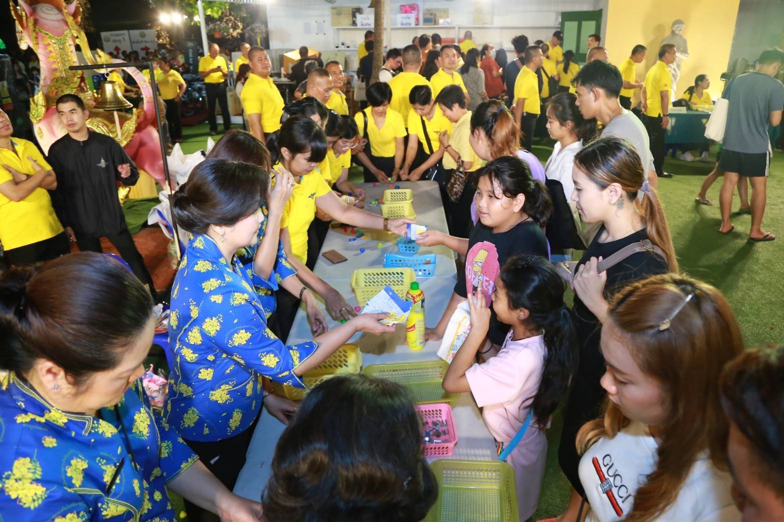 028 เมื่อวันเสาร์ที่ ๑๖ - วันอังคาร ๑๙ พฤศจิกายน ๒๕๖๒ นายกสมาคมภริยาฯ พร้อมด้วยคณะกรรมการฯ เจ้าหน้าที่เวรประจำร้านสมาคมฯ ให้การต้อนรับประชาชนที่มาร่วมกิจกรรมตักไข่ชิงโชค เกมส์ยิงปืนเลเซอร์ เลือกชมและเลือกซื้อผลิตภัณฑ์ภายในร้านของสมาคมฯ ณ สวนลุมพินี กรุงเทพฯ