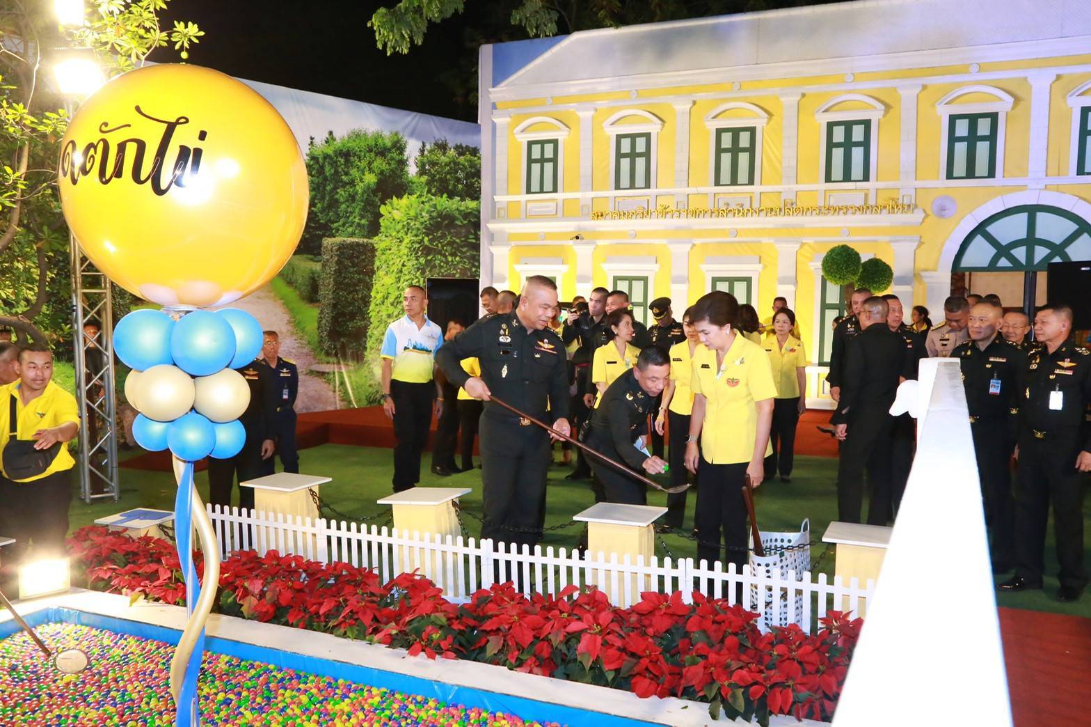 031 เมื่อวันที่ ๑๙ พฤศจิกายน ๒๕๖๒ พลเอก ณัฐ อินทรเจริญ ปลัดกระทรวงกลาโหม และคุณรมิดา อินทรเจริญ นายกสมาคมภริยา ข้าราชการสำนักงานปลัดกระทรวงกลาโหมได้เข้าเยี่ยมชมและร่วมสนับสนุนกิจกรรมการออกร้านงานกาชาด ประจำปี ๒๕๖๒ ของสมาคมแม่บ้านทหาร-ตำรวจ และองค์การสงเคราะห์ทหารผ่านศึก ณ สวนลุมพินี กรุงเทพฯ