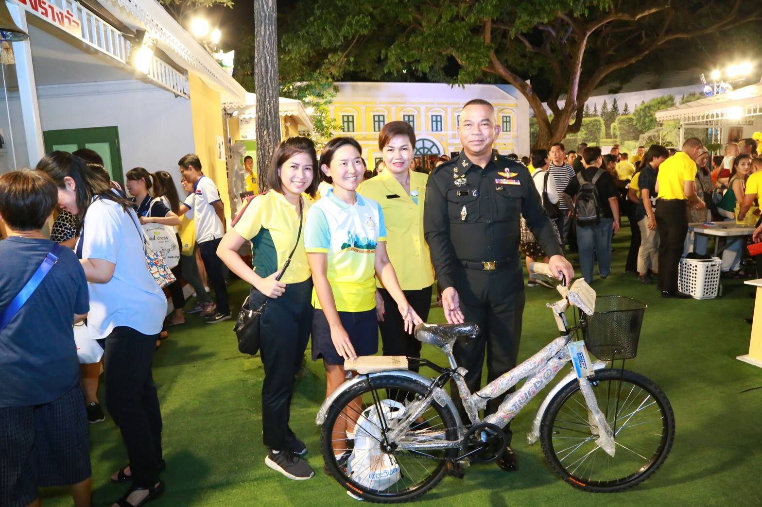031 เมื่อวันที่ ๑๙ พฤศจิกายน ๒๕๖๒ พลเอก ณัฐ อินทรเจริญ ปลัดกระทรวงกลาโหม และคุณรมิดา อินทรเจริญ นายกสมาคมภริยา ข้าราชการสำนักงานปลัดกระทรวงกลาโหมได้เข้าเยี่ยมชมและร่วมสนับสนุนกิจกรรมการออกร้านงานกาชาด ประจำปี ๒๕๖๒ ของสมาคมแม่บ้านทหาร-ตำรวจ และองค์การสงเคราะห์ทหารผ่านศึก ณ สวนลุมพินี กรุงเทพฯ