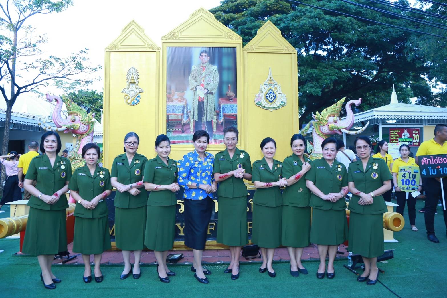 034 เมื่อวันที่ ๒๐-๒๔ พฤศจิกายน ๒๕๖๒ ที่ผ่านมา คุณรมิดา อินทรเจริญ นายกสมาคมภริยาข้าราชการสำนักงานปลัดกระทรวงกลาโหม และอุปนายกสมาคมฯ ร่วมงานกาชาด เพื่อเป็นขวัญและกำลังใจแก่คณะกรรมการสมาคมฯ ณ สวนลุมพินี กรุงเทพฯ