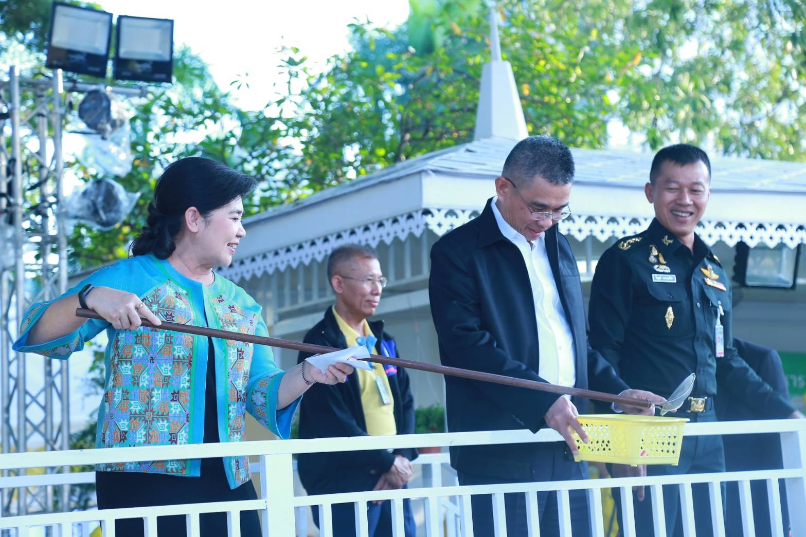 034 เมื่อวันที่ ๒๐-๒๔ พฤศจิกายน ๒๕๖๒ ที่ผ่านมา คุณรมิดา อินทรเจริญ นายกสมาคมภริยาข้าราชการสำนักงานปลัดกระทรวงกลาโหม และอุปนายกสมาคมฯ ร่วมงานกาชาด เพื่อเป็นขวัญและกำลังใจแก่คณะกรรมการสมาคมฯ ณ สวนลุมพินี กรุงเทพฯ