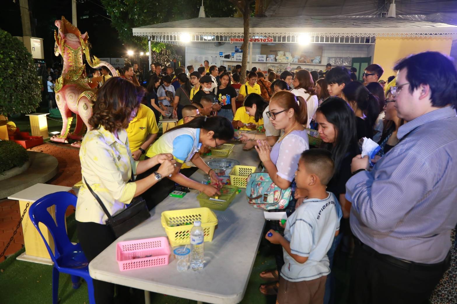 034 เมื่อวันที่ ๒๐-๒๔ พฤศจิกายน ๒๕๖๒ ที่ผ่านมา คุณรมิดา อินทรเจริญ นายกสมาคมภริยาข้าราชการสำนักงานปลัดกระทรวงกลาโหม และอุปนายกสมาคมฯ ร่วมงานกาชาด เพื่อเป็นขวัญและกำลังใจแก่คณะกรรมการสมาคมฯ ณ สวนลุมพินี กรุงเทพฯ