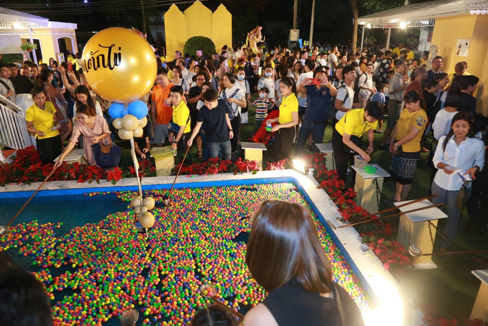 034 เมื่อวันที่ ๒๐-๒๔ พฤศจิกายน ๒๕๖๒ ที่ผ่านมา คุณรมิดา อินทรเจริญ นายกสมาคมภริยาข้าราชการสำนักงานปลัดกระทรวงกลาโหม และอุปนายกสมาคมฯ ร่วมงานกาชาด เพื่อเป็นขวัญและกำลังใจแก่คณะกรรมการสมาคมฯ ณ สวนลุมพินี กรุงเทพฯ