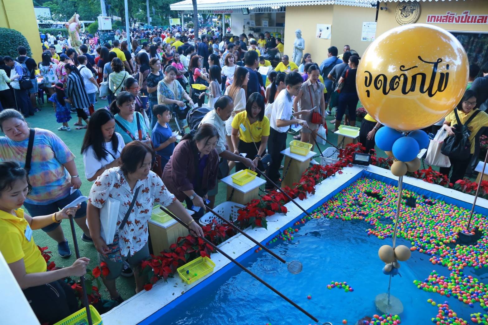 034 เมื่อวันที่ ๒๐-๒๔ พฤศจิกายน ๒๕๖๒ ที่ผ่านมา คุณรมิดา อินทรเจริญ นายกสมาคมภริยาข้าราชการสำนักงานปลัดกระทรวงกลาโหม และอุปนายกสมาคมฯ ร่วมงานกาชาด เพื่อเป็นขวัญและกำลังใจแก่คณะกรรมการสมาคมฯ ณ สวนลุมพินี กรุงเทพฯ