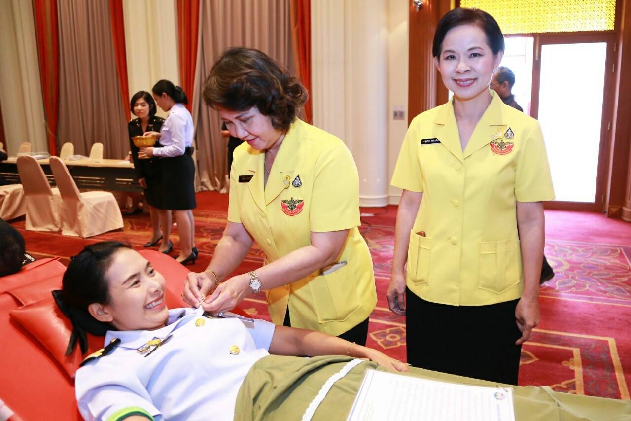 037 เมื่อวันที่ ๒๘ พฤศจิกายน ๒๕๖๒ นายกสมาคมภริยาฯ พร้อมด้วยคณะกรรมการฯ ร่วมกิจกรรมบริจาคโลหิตถวายเป็นพระราชกุศล เนื่องในวันคล้ายวันเฉลิมพระชนมพรรษา ของพระบาทสมเด็จพระบรมชนกาธิเบศร มหาภูมิพลอดุลยเดชมหาราช บรมนาถบพิตร ณ ห้องพินิตประชานาถ ในศาลาว่าการกลาโหม