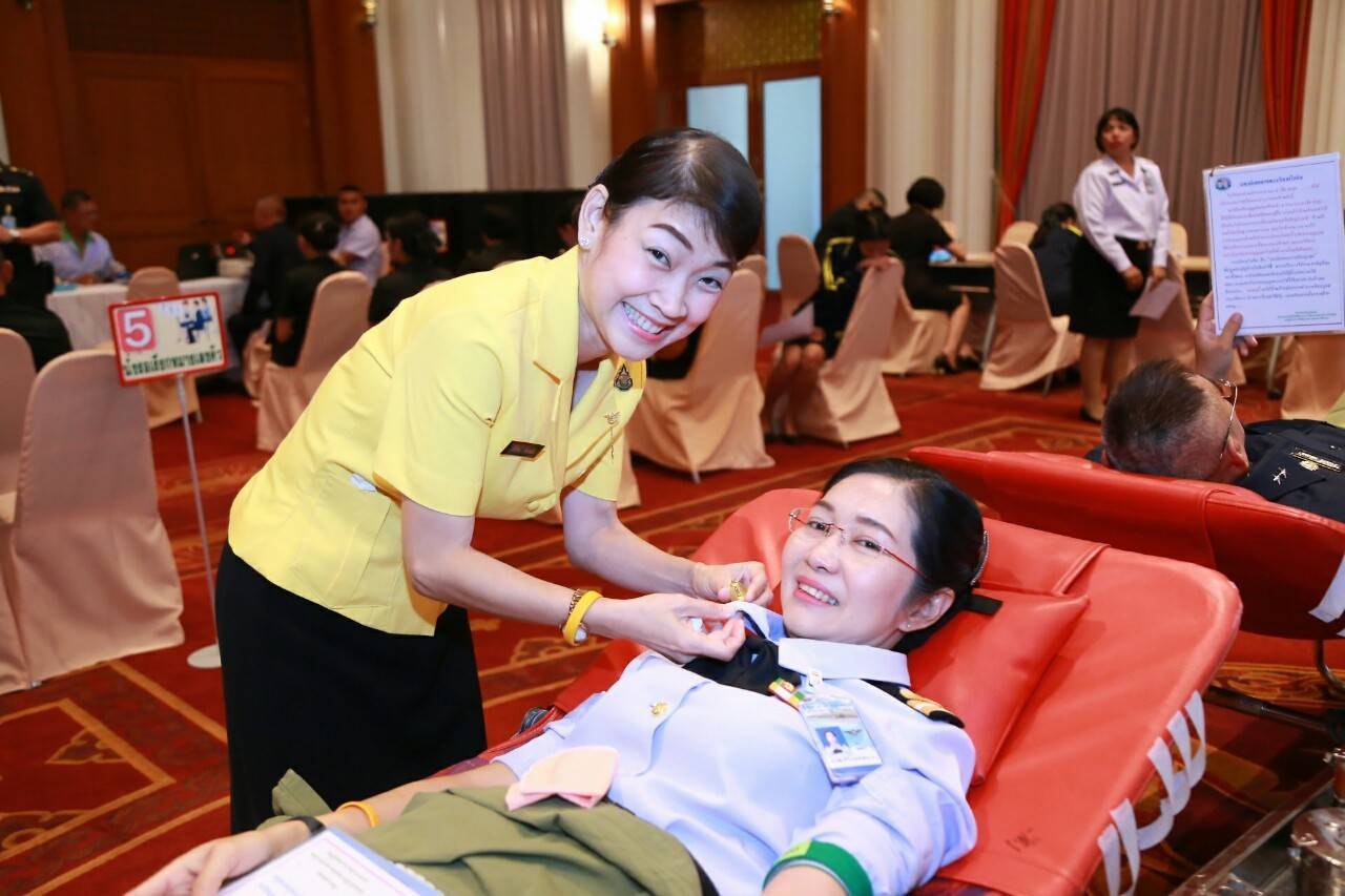 037 เมื่อวันที่ ๒๘ พฤศจิกายน ๒๕๖๒ นายกสมาคมภริยาฯ พร้อมด้วยคณะกรรมการฯ ร่วมกิจกรรมบริจาคโลหิตถวายเป็นพระราชกุศล เนื่องในวันคล้ายวันเฉลิมพระชนมพรรษา ของพระบาทสมเด็จพระบรมชนกาธิเบศร มหาภูมิพลอดุลยเดชมหาราช บรมนาถบพิตร ณ ห้องพินิตประชานาถ ในศาลาว่าการกลาโหม