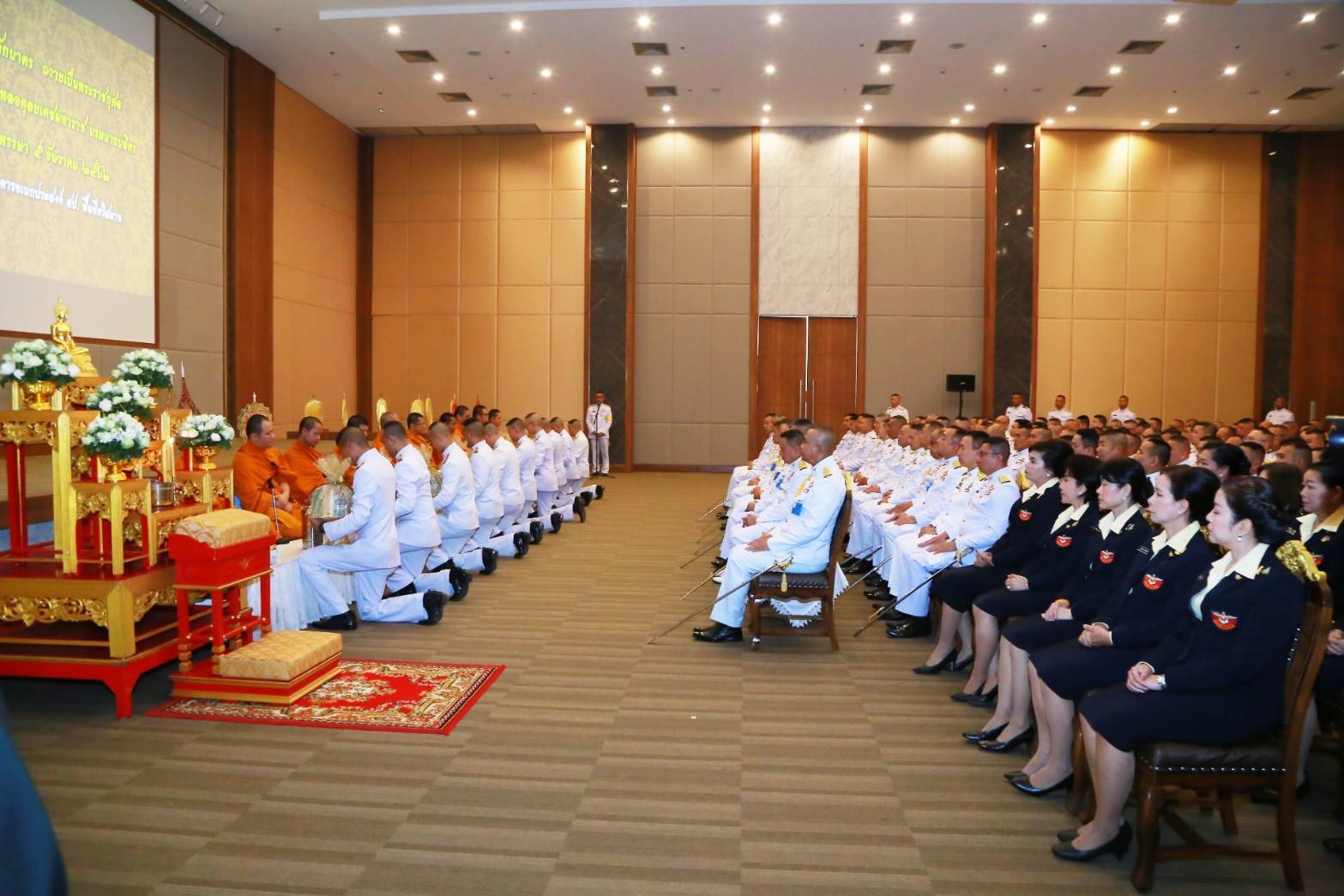 038 เมื่อวันที่ ๓ ธันวาคม ๒๕๖๒ นายกสมาคมภริยาฯ พร้อมด้วยคณะกรรมการฯ ร่วมพิธีสวดพระพุทธมนต์และพิธีทำบุญตักบาตร ถวายเป็นพระราชกุศลแด่ พระบาทสมเด็จพระบรมชนกาธิเบศ มหาภูมิพลอดุลยเดชมหาราช บรมนาถบพิตร เนื่องในวันคล้ายวันเฉลิมพระชนมพรรษา ๕ ธันวาคม ๒๕๖๒