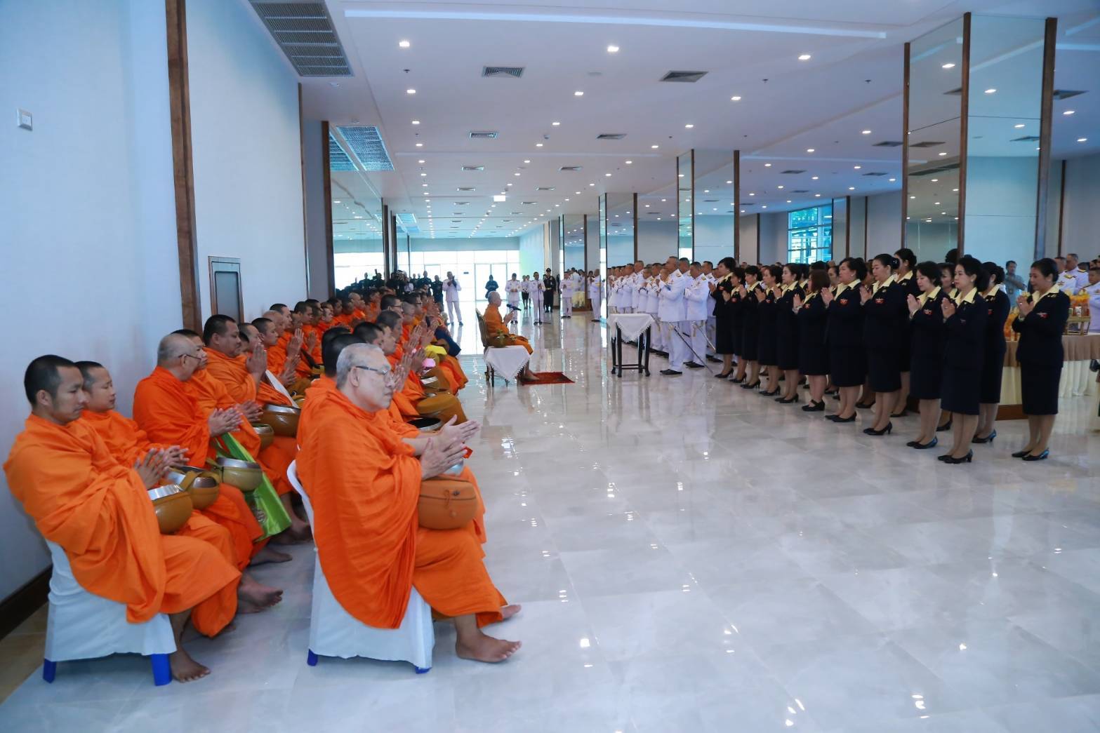 038 เมื่อวันที่ ๓ ธันวาคม ๒๕๖๒ นายกสมาคมภริยาฯ พร้อมด้วยคณะกรรมการฯ ร่วมพิธีสวดพระพุทธมนต์และพิธีทำบุญตักบาตร ถวายเป็นพระราชกุศลแด่ พระบาทสมเด็จพระบรมชนกาธิเบศ มหาภูมิพลอดุลยเดชมหาราช บรมนาถบพิตร เนื่องในวันคล้ายวันเฉลิมพระชนมพรรษา ๕ ธันวาคม ๒๕๖๒