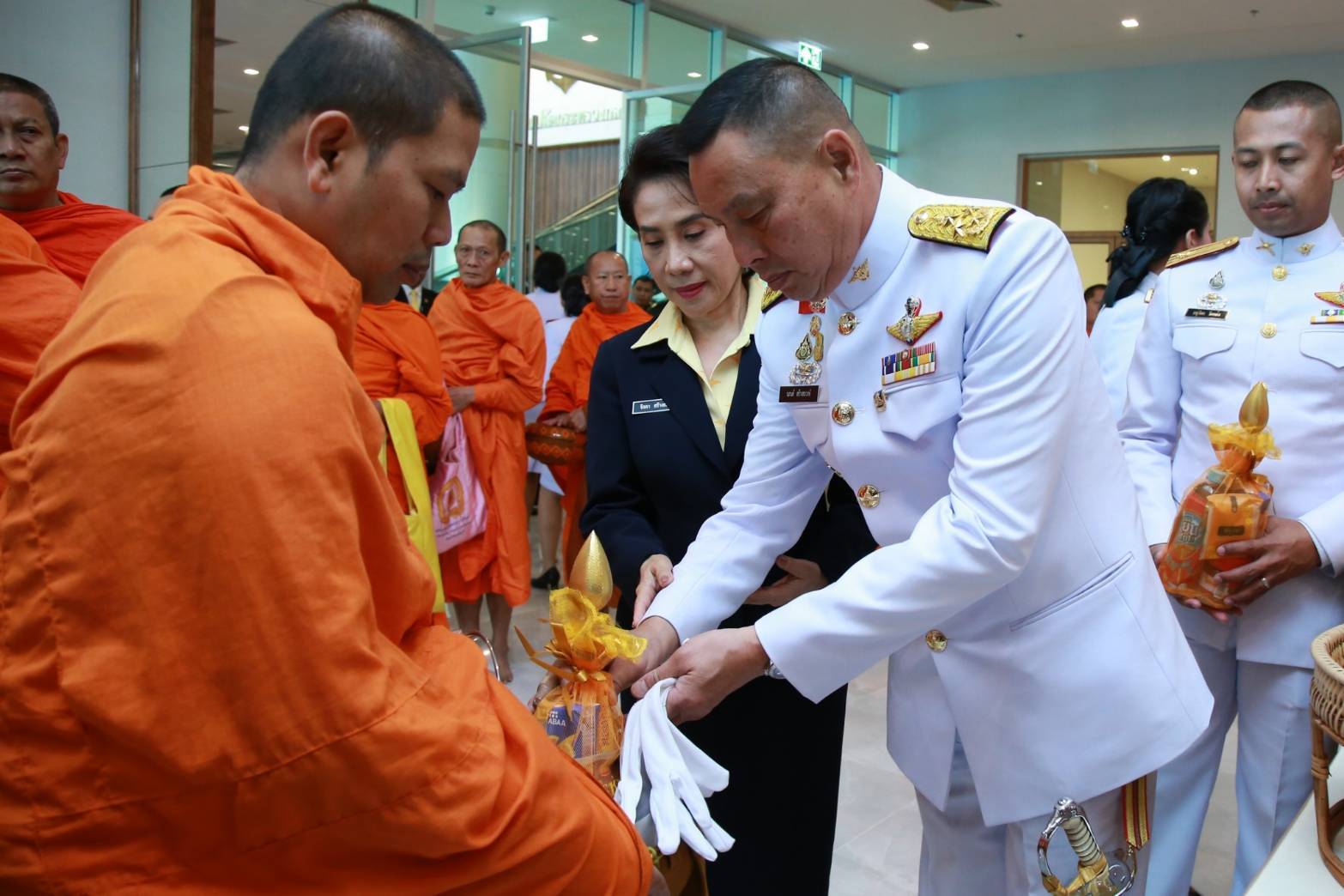 038 เมื่อวันที่ ๓ ธันวาคม ๒๕๖๒ นายกสมาคมภริยาฯ พร้อมด้วยคณะกรรมการฯ ร่วมพิธีสวดพระพุทธมนต์และพิธีทำบุญตักบาตร ถวายเป็นพระราชกุศลแด่ พระบาทสมเด็จพระบรมชนกาธิเบศ มหาภูมิพลอดุลยเดชมหาราช บรมนาถบพิตร เนื่องในวันคล้ายวันเฉลิมพระชนมพรรษา ๕ ธันวาคม ๒๕๖๒