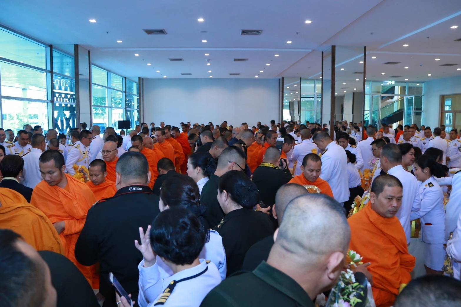 038 เมื่อวันที่ ๓ ธันวาคม ๒๕๖๒ นายกสมาคมภริยาฯ พร้อมด้วยคณะกรรมการฯ ร่วมพิธีสวดพระพุทธมนต์และพิธีทำบุญตักบาตร ถวายเป็นพระราชกุศลแด่ พระบาทสมเด็จพระบรมชนกาธิเบศ มหาภูมิพลอดุลยเดชมหาราช บรมนาถบพิตร เนื่องในวันคล้ายวันเฉลิมพระชนมพรรษา ๕ ธันวาคม ๒๕๖๒