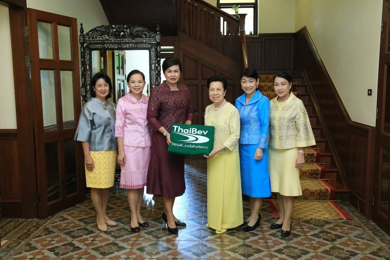 040 เมื่อวันที่ ๔ ธันวาคม ๒๕๖๒ นายกสมาคมภริยาฯ นำคณะกรรมการฯ เข้าพบ คุณหญิงวรรณา สิริวัฒนภักดี ที่ปรึกษากิตติมศักดิ์ เพื่อรับมอบเงินสำหรับเป็นทุนการศึกษาบุตรข้าราชการชั้นผู้น้อยของสำนักงานปลัดกระทรวงกลาโหมและสนับสนุนโครงการต่างๆของสมาคมฯ ณ บ้านพักย่านสุรวงศ์ กรุงเทพฯ