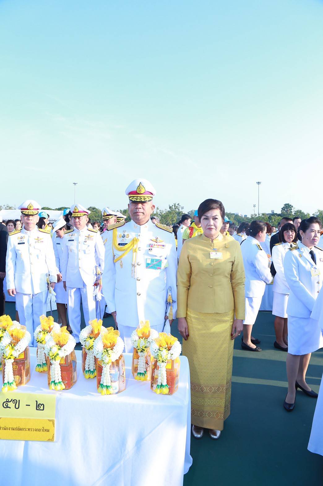042 เมื่อวันที่ ๕ ธันวาคม ๒๕๖๒ นายกสมาคมภริยาฯ ร่วมพิธีทำบุญตักบาตร ถวายพานพุ่มดอกไม้ และถวายบังคมพระบาทสมเด็จพระชนกาธิเบศร มหาภูมิพลอดุลยเดชมหาราช บรมนาถบพิตร เนื่องในโอกาสวันคล้ายวันเฉลิมพระชนมพรรษา วันชาติ และวันพ่อแห่งชาติ ณ มณฑลพิธีท้องสนามหลวง