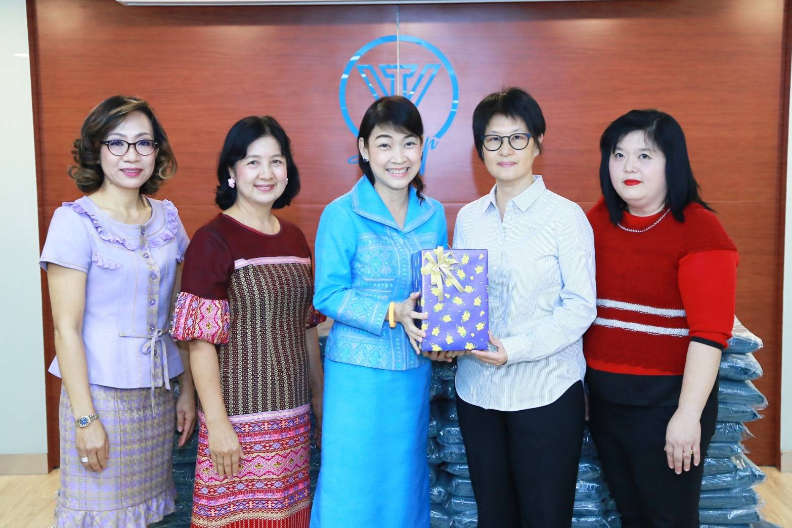 043 เมื่อวันที่ ๑๓ ธันวาคม ๒๕๖๒ คุณศิริรัตน์ นิลสมัย อุปนายกสมาคมภริยาฯ เป็นผู้แทนนายกสมาคมฯ รับมอบผ้าห่มจำนวน ๓๐๐ ผืน จากคุณสุรศรี ห้าวเจริญ เพื่อนำไปมอบให้กับประชาชนผู้ยากไร้ในโอกาสต่อไป ณ บริษัท วีที การ์เมนท์ จำกัด (สาธุประดิษฐ์) บางโพงพาง กรุงเทพฯ
