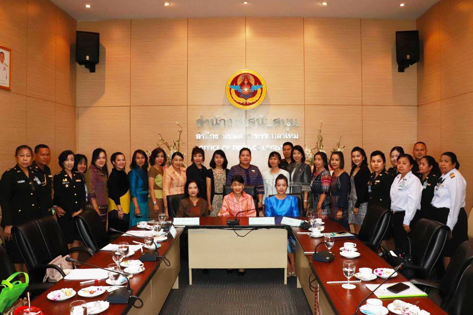 046 เมื่อวันที่ ๑๙ ธันวาคม ๒๕๖๒ คุณศิริรัตน์ นิลสมัย อุปนายกสมาคมภริยาฯ เป็นประธานการประชุมโครงการบริหารจัดการขยะ รักษาสิ่งแวดล้อม ณ ห้องประชุม ชั้น ๖ สำนักงานสนับสนุนสำนักงานปลัดกระทรวงกลาโหม(พื้นที่ถนนประชาชื่น)