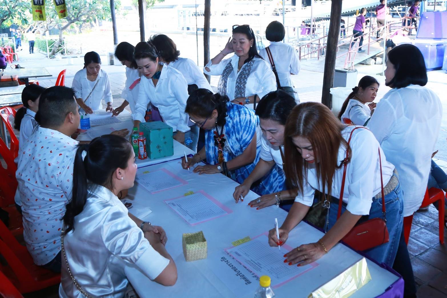 047 เมื่อวันที่ ๒๕ ธันวาคม ๒๕๖๒ นายกสมาคมภริยาฯ เป็นประธานจัดงานเลี้ยง ล่องเรือสำราญ รับประทานอาหารค่ำให้แก่คณะกรรมการสมาคมฯ และข้าราชการสำนักงานปลัดกระทรวงกลาโหม ณ เรือสำราญ เจ้าพระยาปริ้นเซส ๖