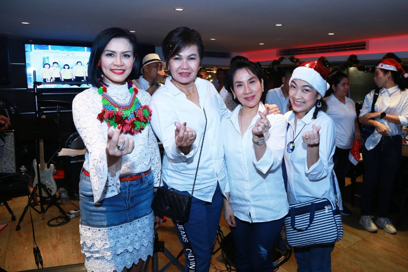 047 เมื่อวันที่ ๒๕ ธันวาคม ๒๕๖๒ นายกสมาคมภริยาฯ เป็นประธานจัดงานเลี้ยง ล่องเรือสำราญ รับประทานอาหารค่ำให้แก่คณะกรรมการสมาคมฯ และข้าราชการสำนักงานปลัดกระทรวงกลาโหม ณ เรือสำราญ เจ้าพระยาปริ้นเซส ๖