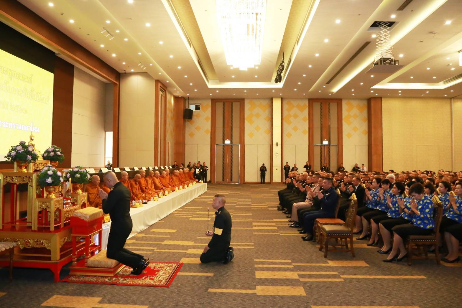 057 เมื่อวันที่ ๙ มกราคม ๒๕๖๓ นายกสมาคมภริยาฯ พร้อมด้วยคณะกรรมการฯ ร่วมพิธีเจริญพระพุทธมนต์ และฟังธรรมในเทศกาลวันขึ้นปีใหม่ พุทธศักราช ๒๕๖๓ ณ ห้องสนามไชย ๑ อาคารอเนกประสงค์ สำนักงานปลัดกระทรวงกลาโหม พื้นที่ศรีสมาน