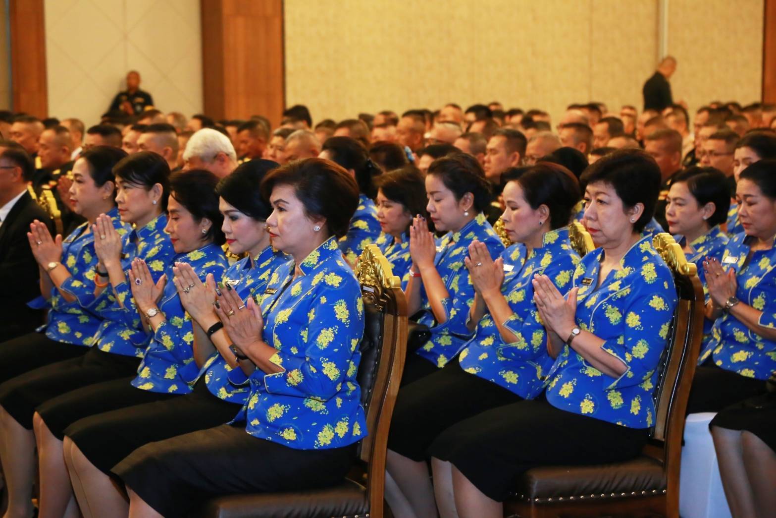 057 เมื่อวันที่ ๙ มกราคม ๒๕๖๓ นายกสมาคมภริยาฯ พร้อมด้วยคณะกรรมการฯ ร่วมพิธีเจริญพระพุทธมนต์ และฟังธรรมในเทศกาลวันขึ้นปีใหม่ พุทธศักราช ๒๕๖๓ ณ ห้องสนามไชย ๑ อาคารอเนกประสงค์ สำนักงานปลัดกระทรวงกลาโหม พื้นที่ศรีสมาน