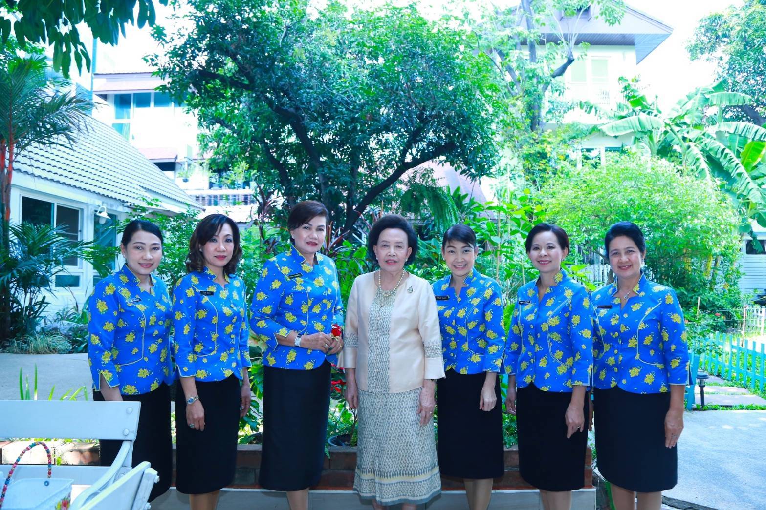 058 เมื่อวันที่ ๙ มกราคม ๒๕๖๓ นายกสมาคมภริยาฯ พร้อมด้วยคณะกรรมการฯ เข้าอำนวยพรและขอรับพร คุณหญิงแสงเดือน ณ นคร ประธานมูลนิธิสงเคราะห์ครอบครัวทหารผ่านศึก เนื่องในโอกาสวันขึ้นปีใหม่ พุทธศักราช ๒๕๖๓ ณ บ้านพักเขตพญาไท กรุงเทพฯ