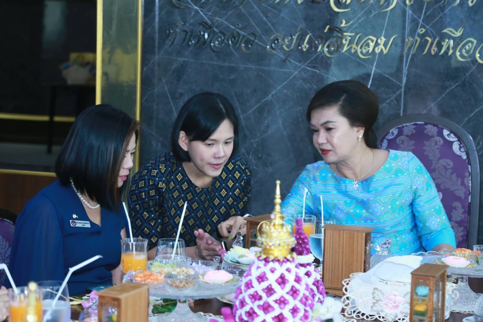 060 เมื่อวันที่ ๑๔ มกราคม ๒๕๖๓ นายกสมาคมภริยาฯ พร้อมด้วยคณะกรรมการฯ ให้การต้อนรับ Mrs.Nuntalux Redmon Spouse of the Army Attache, Embassy of the U.S.A.และคณะ เข้าเยี่ยมคารวะและแนะนำตัวในโอกาสเข้ารับตำแหน่งใหม่ ณ ที่ทำการสมาคมภริยาฯ (พื้นที่ศรีสมาน) จ.นนทบุรี