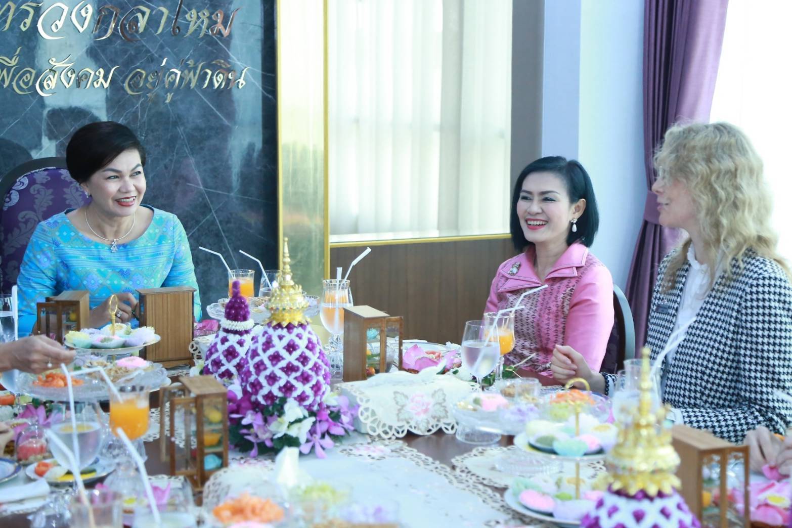 060 เมื่อวันที่ ๑๔ มกราคม ๒๕๖๓ นายกสมาคมภริยาฯ พร้อมด้วยคณะกรรมการฯ ให้การต้อนรับ Mrs.Nuntalux Redmon Spouse of the Army Attache, Embassy of the U.S.A.และคณะ เข้าเยี่ยมคารวะและแนะนำตัวในโอกาสเข้ารับตำแหน่งใหม่ ณ ที่ทำการสมาคมภริยาฯ (พื้นที่ศรีสมาน) จ.นนทบุรี