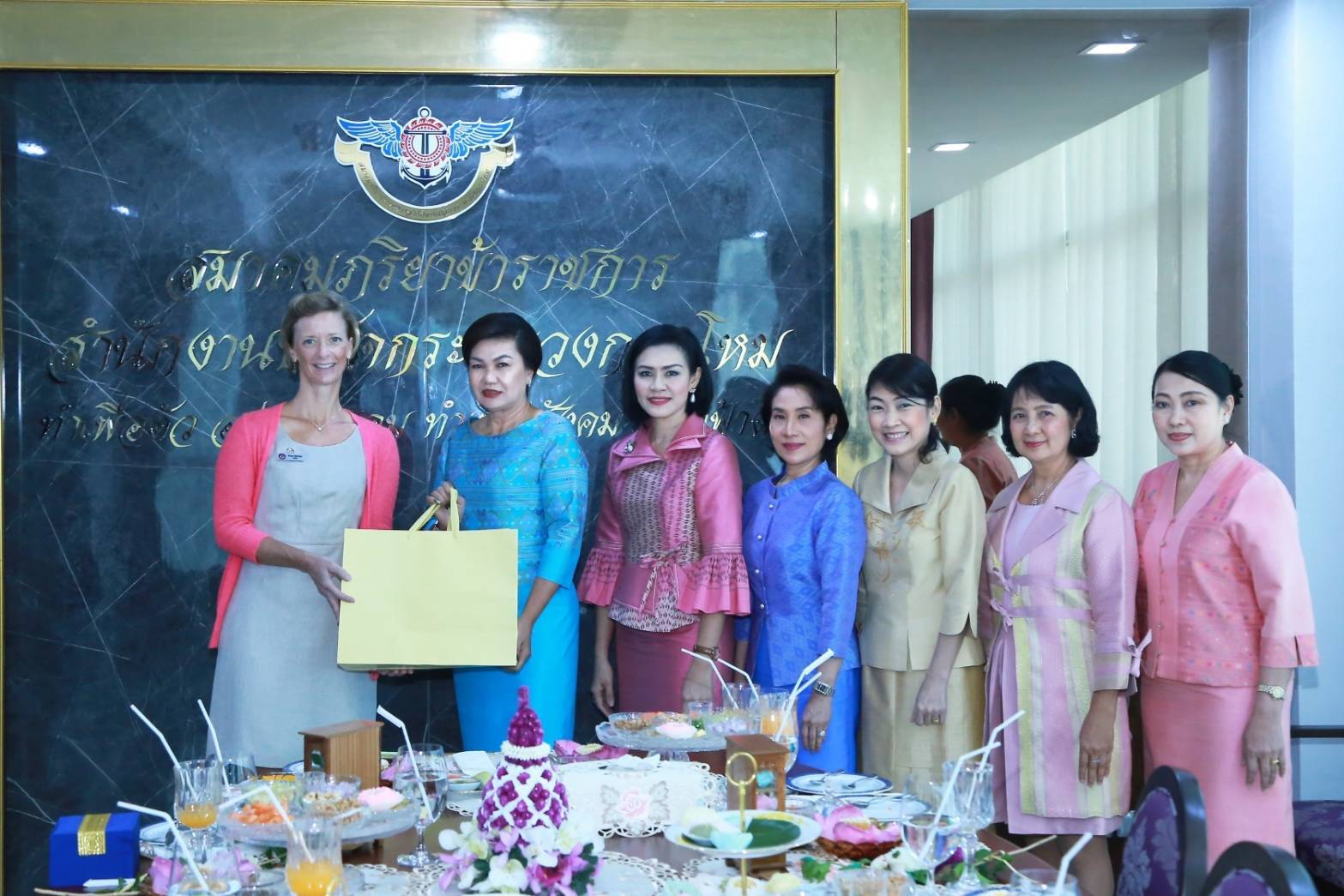 060 เมื่อวันที่ ๑๔ มกราคม ๒๕๖๓ นายกสมาคมภริยาฯ พร้อมด้วยคณะกรรมการฯ ให้การต้อนรับ Mrs.Nuntalux Redmon Spouse of the Army Attache, Embassy of the U.S.A.และคณะ เข้าเยี่ยมคารวะและแนะนำตัวในโอกาสเข้ารับตำแหน่งใหม่ ณ ที่ทำการสมาคมภริยาฯ (พื้นที่ศรีสมาน) จ.นนทบุรี
