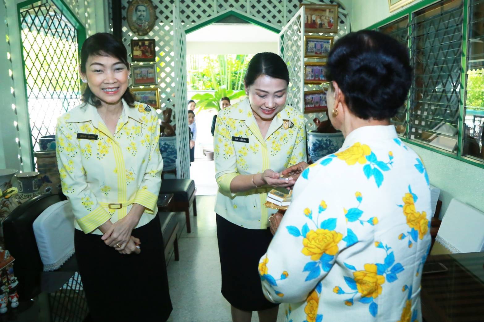 062 เมื่อวันที่ ๑๖ มกราคม ๒๕๖๓ นายกสมาคมภริยาฯ พร้อมด้วยคณะกรรมการฯ เข้าอำนวยพร และขอรับพร จาก คุณหญิงจวบ จิรโรจน์ ภริยา พลเอก สิทธิ จิรโรจน์ อดีตปลัดกระทรวงกลาโหม เนื่องในโอกาสวันขึ้นปีใหม่ พุทธศักราช ๒๕๖๓ ณ บ้านพัก เขตหลักสี่ กรุงเทพมหานคร