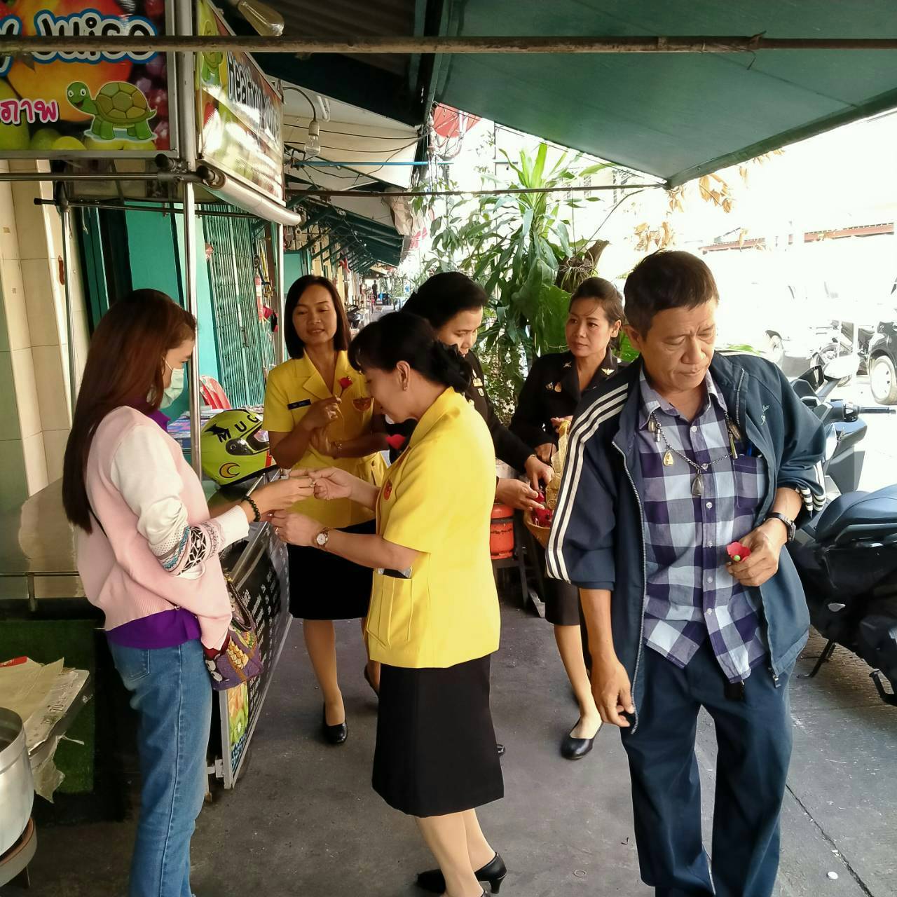 069 เมื่อวันที่ ๓๑ มกราคม ๒๕๖๓ นายกสมาคมภริยาฯ นำคณะกรรมการฯ จำหน่ายดอกป๊อบปี้ ภายในศาลาว่าการกลาโหม และแหล่งชุมชนรอบๆกระทรวงกลาโหม เพื่อนำรายได้ไปมอบให้มูลนิธิสงเคราะห์ครอบครัวทหารผ่านศึก นำไปช่วยเหลือทหารผ่านศึกและครอบครัว ตลอดจนสาธารณกุศลต่างๆ