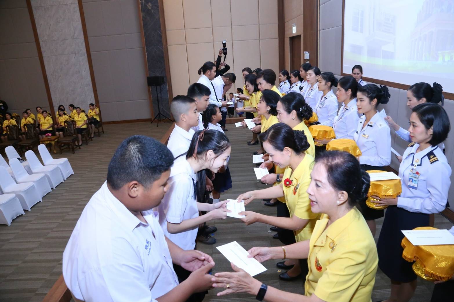 070 เมื่อวันที่ ๓๑ มกราคม ๒๕๖๓ นายกสมาคมภริยาฯ เป็นประธานในพิธีมอบทุนการศึกษา ประจำปี ๒๕๖๒ ของบุตรข้าราชการสำนักงานปลัดกระทรวงกลาโหม ณ ห้องสนามไชย ๒ อาคารอเนกประสงค์ สำนักงานปลัดกระทรวงกลาโหม (พื้นที่ศรีสมาน)