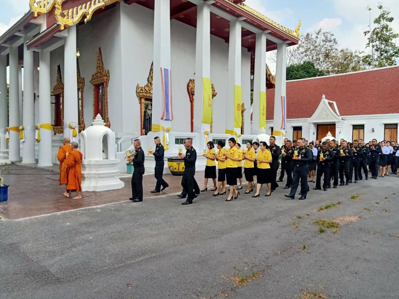 072 เมื่อวันที่ ๗ กุมภาพันธ์ ๒๕๖๓ คุณศิริรัตน์ สันทัดรบ เป็นผู้แทนนายกสมาคมภริยาฯ พร้อมด้วยคณะกรรมการฯ ร่วมกิจกรรมส่งเสริมพระพุทธศาสนา ณ วัดชิโนรสาราม วรวิหาร เขตบางกอกน้อย กรุงเทพฯ