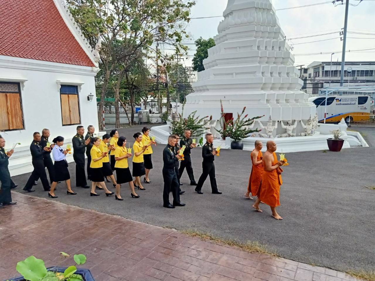072 เมื่อวันที่ ๗ กุมภาพันธ์ ๒๕๖๓ คุณศิริรัตน์ สันทัดรบ เป็นผู้แทนนายกสมาคมภริยาฯ พร้อมด้วยคณะกรรมการฯ ร่วมกิจกรรมส่งเสริมพระพุทธศาสนา ณ วัดชิโนรสาราม วรวิหาร เขตบางกอกน้อย กรุงเทพฯ