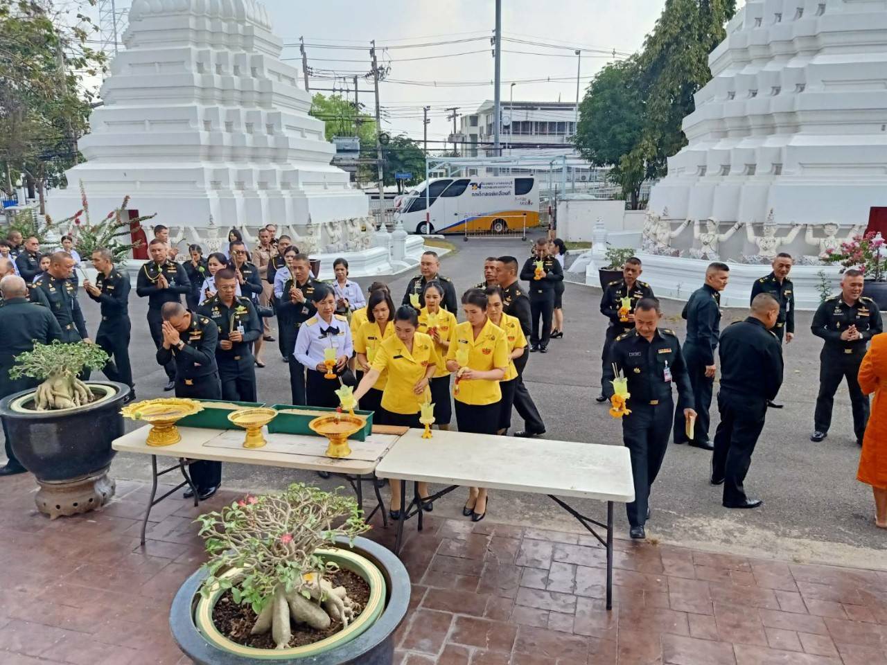 072 เมื่อวันที่ ๗ กุมภาพันธ์ ๒๕๖๓ คุณศิริรัตน์ สันทัดรบ เป็นผู้แทนนายกสมาคมภริยาฯ พร้อมด้วยคณะกรรมการฯ ร่วมกิจกรรมส่งเสริมพระพุทธศาสนา ณ วัดชิโนรสาราม วรวิหาร เขตบางกอกน้อย กรุงเทพฯ