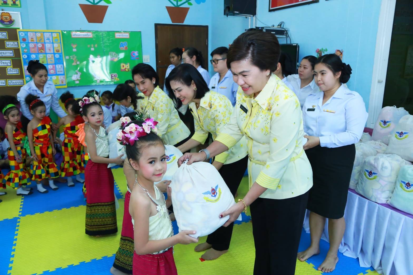 073 เมื่อวันที่ ๔-๗ กุมภาพันธ์ ๒๕๖๓ คุณรมิดา อินทรเจริญ นายกสมาคมภริยาฯ พร้อมด้วยคณะกรรมการฯ เดินทางไปตรวจเยี่ยมโครงการต่างๆ ของสมาคมฯ ณ ศูนย์พัฒนาปิโตรเลียมภาคเหนือ กรมการพลังงานทหาร ศูนย์การอุตสาหกรรมป้องกันประเทศและพลังงานทหาร อ.ฝาง จ.เชียงใหม่