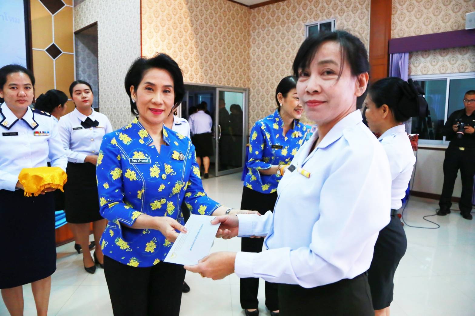 073 เมื่อวันที่ ๔-๗ กุมภาพันธ์ ๒๕๖๓ คุณรมิดา อินทรเจริญ นายกสมาคมภริยาฯ พร้อมด้วยคณะกรรมการฯ เดินทางไปตรวจเยี่ยมโครงการต่างๆ ของสมาคมฯ ณ ศูนย์พัฒนาปิโตรเลียมภาคเหนือ กรมการพลังงานทหาร ศูนย์การอุตสาหกรรมป้องกันประเทศและพลังงานทหาร อ.ฝาง จ.เชียงใหม่