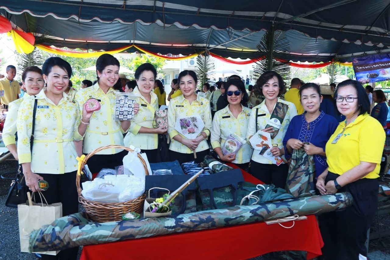 074 เมื่อวันที่ ๑๙- ๒๐ กุมภาพันธ์ ๒๕๖๓ นายกสมาคมภริยาฯ พร้อมด้วยคณะกรรมการฯ เดินทางไปตรวจเยี่ยมโครงการต่างๆ ของสมาคมฯ ณ ศูนย์อำนวยการสร้างอาวุธ ศูนย์การอุตสาหกรรมป้องกันประเทศและพลังงานทหาร จ.ลพบุรี และโรงงานวัตถุระเบิดทหาร กรมการอุตสาหกรรมทหาร ศูนย์การอุตสาหกรรมป้องกันประเทศและพลังงานทหาร จ.นครสวรรค์ ตามลำดับ