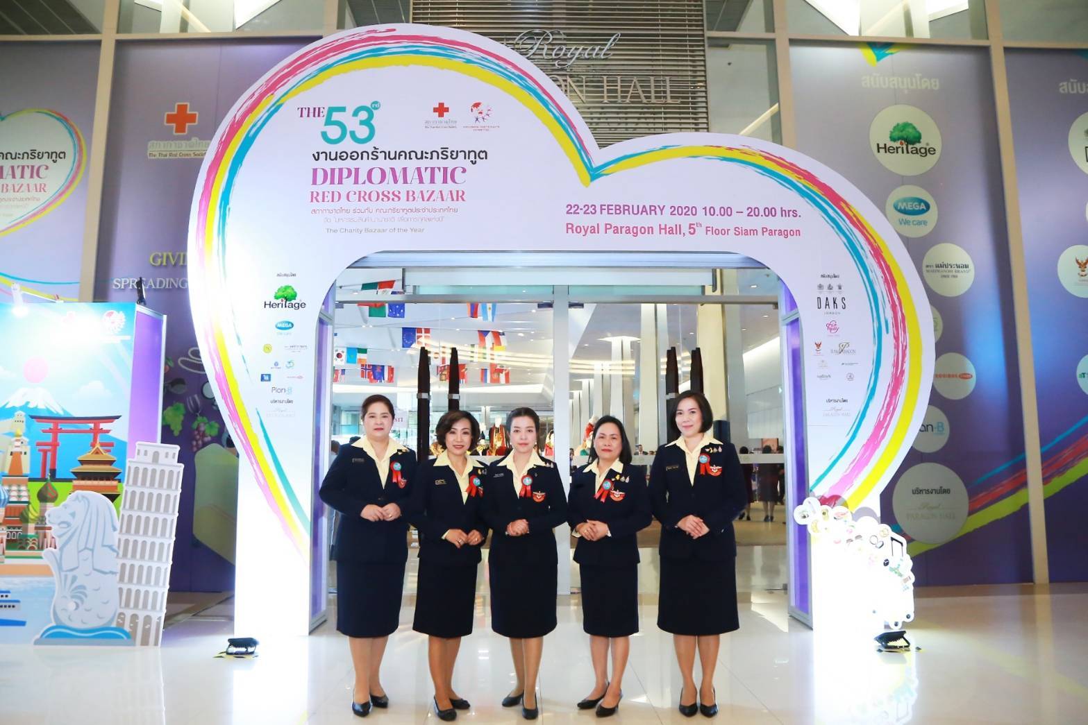075 เมื่อวันที่ ๒๒ กุมภาพันธ์ ๒๕๖๓ คุณรัสรินทร์ เอกลักษณ์ชัยกิจ เป็นผู้แทนนายกสมาคมภริยาฯ พร้อมด้วยคณะกรรมการฯ ร่วมรับเสด็จ สมเด็จพระกนิษฐาธิราชเจ้า กรมสมเด็จพระเทพรัตนราชสุดาฯ สยามบรมราชกุมารี เสด็จพระราชดำเนินทรงเป็นประธานพิธีเปิดงานออกร้านคณะภริยาทูต ประจำปี ๒๕๖๓ ณ รอยัลพารากอนฮอลล์ ชั้น ๕ ศูนย์การค้าสยามพารากอน เขตปทุมวัน กรุงเทพฯ