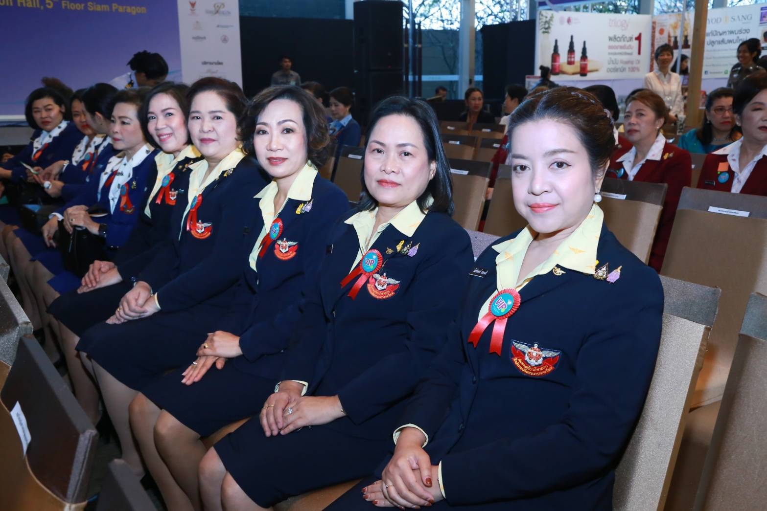 075 เมื่อวันที่ ๒๒ กุมภาพันธ์ ๒๕๖๓ คุณรัสรินทร์ เอกลักษณ์ชัยกิจ เป็นผู้แทนนายกสมาคมภริยาฯ พร้อมด้วยคณะกรรมการฯ ร่วมรับเสด็จ สมเด็จพระกนิษฐาธิราชเจ้า กรมสมเด็จพระเทพรัตนราชสุดาฯ สยามบรมราชกุมารี เสด็จพระราชดำเนินทรงเป็นประธานพิธีเปิดงานออกร้านคณะภริยาทูต ประจำปี ๒๕๖๓ ณ รอยัลพารากอนฮอลล์ ชั้น ๕ ศูนย์การค้าสยามพารากอน เขตปทุมวัน กรุงเทพฯ