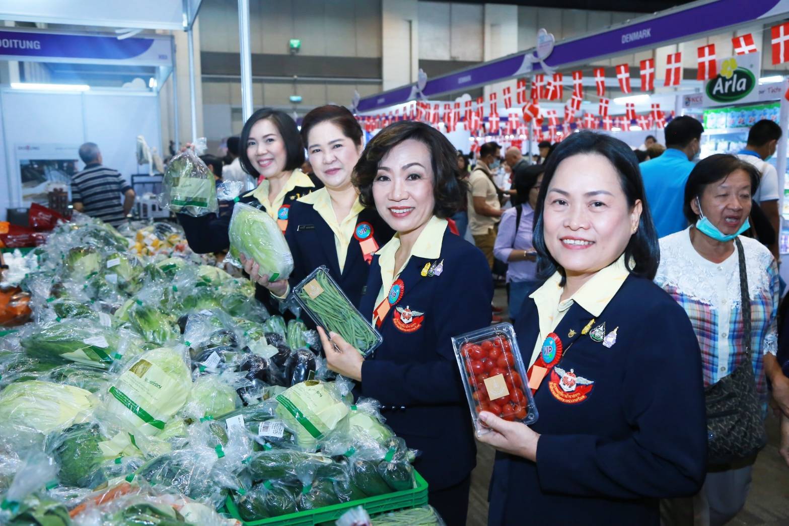 075 เมื่อวันที่ ๒๒ กุมภาพันธ์ ๒๕๖๓ คุณรัสรินทร์ เอกลักษณ์ชัยกิจ เป็นผู้แทนนายกสมาคมภริยาฯ พร้อมด้วยคณะกรรมการฯ ร่วมรับเสด็จ สมเด็จพระกนิษฐาธิราชเจ้า กรมสมเด็จพระเทพรัตนราชสุดาฯ สยามบรมราชกุมารี เสด็จพระราชดำเนินทรงเป็นประธานพิธีเปิดงานออกร้านคณะภริยาทูต ประจำปี ๒๕๖๓ ณ รอยัลพารากอนฮอลล์ ชั้น ๕ ศูนย์การค้าสยามพารากอน เขตปทุมวัน กรุงเทพฯ