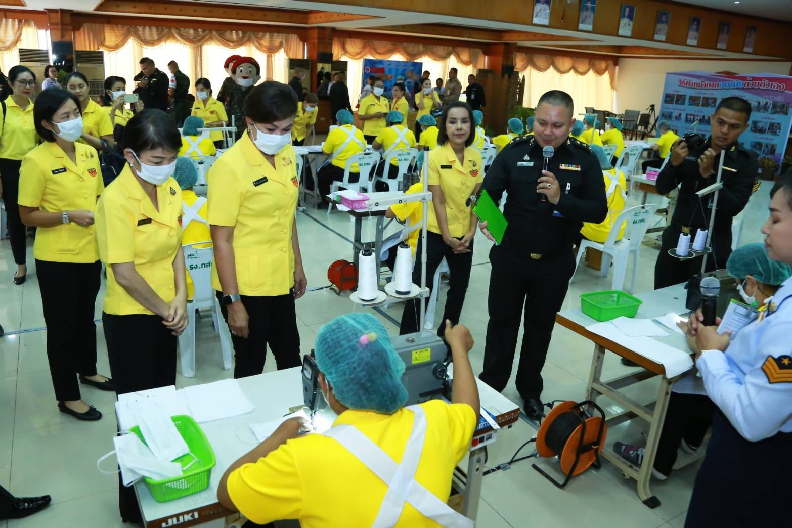 077 เมื่อวันที่ ๑๑ มีนาคม ๒๕๖๓ นายกสมาคมภริยาฯ พร้อมด้วยคณะกรรมการฯ ร่วมกิจกรรมจัดทำหน้ากากอนามัยจากผ้า และเจลล้างมือ เพื่อแจกจ่ายฯ ณ ศูนย์อำนวยการสร้างอาวุธ ศูนย์การอุตสาหกรรมป้องกันประเทศและพลังงานทหาร จ.ลพบุรี