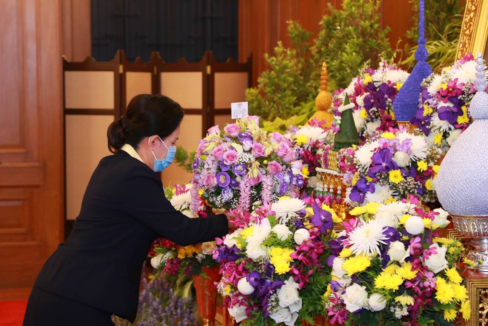 089 เมื่อวันพุธที่ ๓ มิถุนายน ๒๕๖๓ คุณกาญจนา พิพิธวณิชการ เป็นผู้แทนนายกสมาคมภริยาข้าราชการสำนักงานปลัดกระทรวงกลาโหมพร้อมด้วยคณะกรรมการสมาคมฯ ร่วมถวายแจกันดอกไม้สดและลงนามถวายพระพรชัยมงคล สมเด็จพระนางเจ้าฯ พระบรมราชินี เนื่องในโอกาสมหามงคลเฉลิมพระชนมพรรษา ๔๒ พรรษา ณ ศาลาสหทัยสมาคม ในพระบรมมหาราชวัง