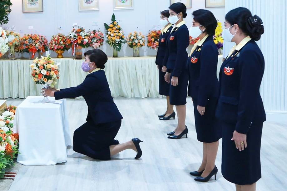 091 เมื่อวันพฤหัสบดีที่ ๑๘ มิถุนายน ๒๕๖๓ คุณรมิดา อินทรเจริญ นายกสมาคมภริยาข้าราชการสำนักงานปลัดกระทรวงกลาโหม พร้อมด้วยคณะกรรมการสมาคมฯ ถวายแจกันดอกไม้สดและลงนามถวายพระพรชัยมงคล