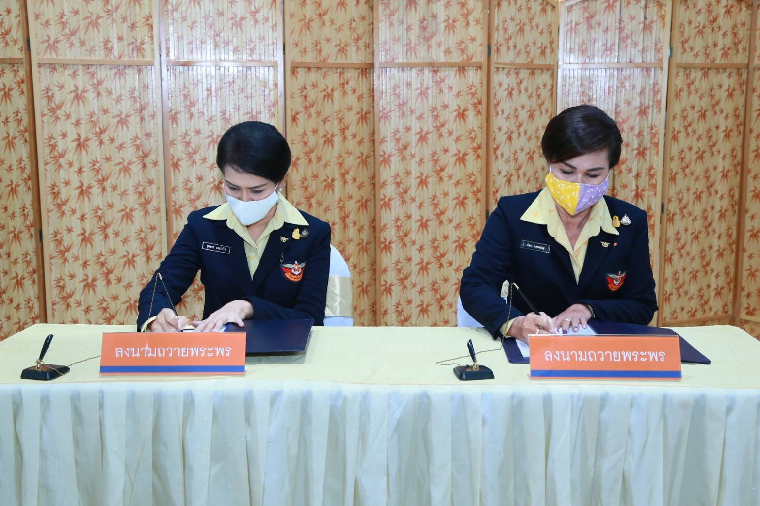 091 เมื่อวันพฤหัสบดีที่ ๑๘ มิถุนายน ๒๕๖๓ คุณรมิดา อินทรเจริญ นายกสมาคมภริยาข้าราชการสำนักงานปลัดกระทรวงกลาโหม พร้อมด้วยคณะกรรมการสมาคมฯ ถวายแจกันดอกไม้สดและลงนามถวายพระพรชัยมงคล