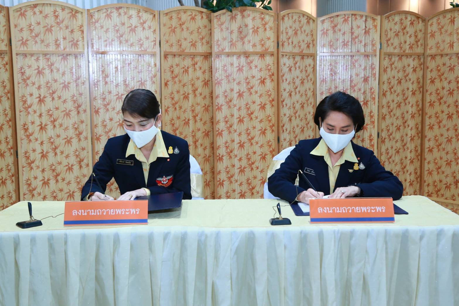 091 เมื่อวันพฤหัสบดีที่ ๑๘ มิถุนายน ๒๕๖๓ คุณรมิดา อินทรเจริญ นายกสมาคมภริยาข้าราชการสำนักงานปลัดกระทรวงกลาโหม พร้อมด้วยคณะกรรมการสมาคมฯ ถวายแจกันดอกไม้สดและลงนามถวายพระพรชัยมงคล