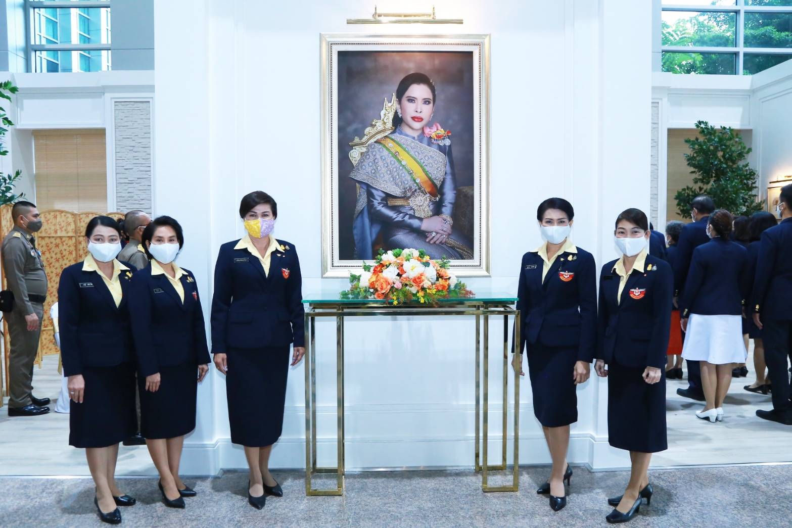 091 เมื่อวันพฤหัสบดีที่ ๑๘ มิถุนายน ๒๕๖๓ คุณรมิดา อินทรเจริญ นายกสมาคมภริยาข้าราชการสำนักงานปลัดกระทรวงกลาโหม พร้อมด้วยคณะกรรมการสมาคมฯ ถวายแจกันดอกไม้สดและลงนามถวายพระพรชัยมงคล