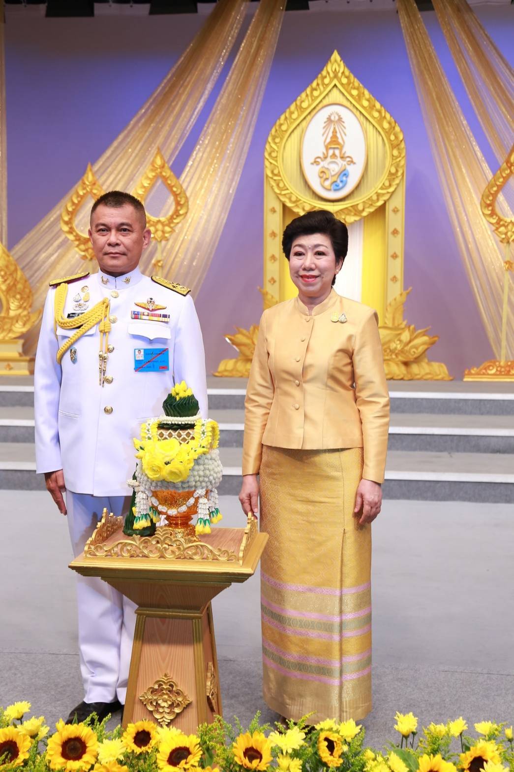 099 เมื่อวันอังคารที่ ๑๔ กรกฎาคม ๒๕๖๓ พลเอก ณัฐ อินทรเจริญ ปลัดกระทรวงกลาโหม พร้อมด้วยคุณรมิดา อินทรเจริญ นายกสมาคมภริยาข้าราชการสำนักงานปลัดกระทรวงกลาโหม นำคณะนายทหารชั้นผู้ใหญ่พร้อมภริยา บันทึกเทปโทรทัศน์อาเศียรวาท ถวายพระพรชัยมงคล