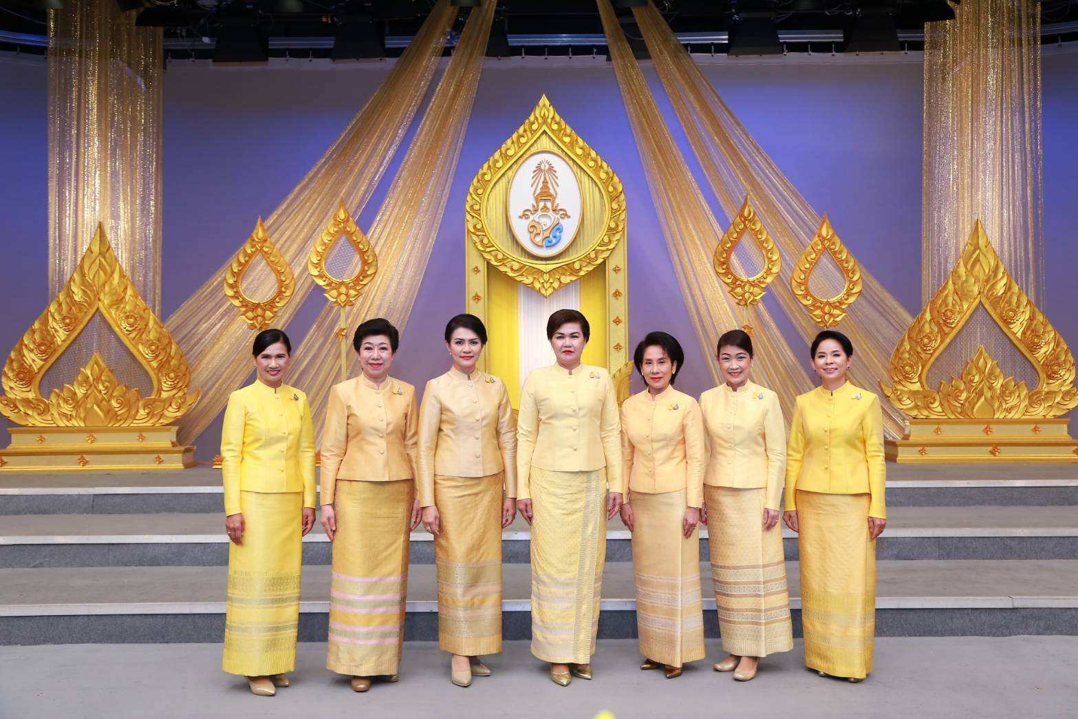 099 เมื่อวันอังคารที่ ๑๔ กรกฎาคม ๒๕๖๓ พลเอก ณัฐ อินทรเจริญ ปลัดกระทรวงกลาโหม พร้อมด้วยคุณรมิดา อินทรเจริญ นายกสมาคมภริยาข้าราชการสำนักงานปลัดกระทรวงกลาโหม นำคณะนายทหารชั้นผู้ใหญ่พร้อมภริยา บันทึกเทปโทรทัศน์อาเศียรวาท ถวายพระพรชัยมงคล