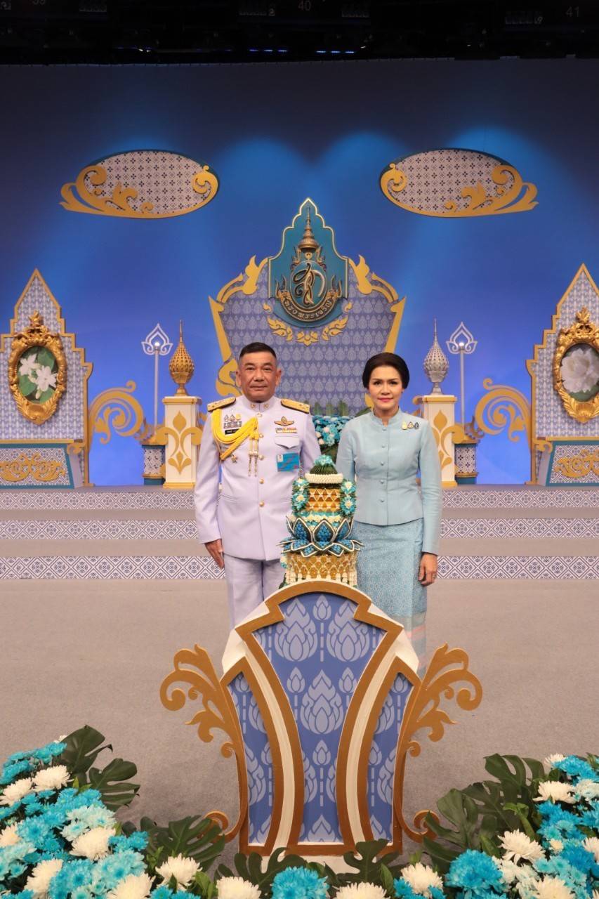 100 เมื่อวันอังคารที่ ๔ สิงหาคม ๒๕๖๓ พลเอก ณัฐ อินทรเจริญ ปลัดกระทรวงกลาโหม พร้อมด้วยคุณรมิดา อินทรเจริญ นายกสมาคมภริยาข้าราชการสำนักงานปลัดกระทรวงกลาโหม นำคณะนายทหารชั้นผู้ใหญ่พร้อมภริยา บันทึกเทปโทรทัศน์อาเศียรวาท ถวายพระพรชัยมงคล