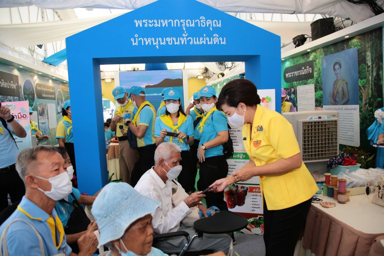 106 เมื่อวันพุธที่ ๑๒ สิงหาคม ๒๕๖๓ คุณรมิดา อินทรเจริญ นายกสมาคมภริยาข้าราชการสำนักงานปลัดกระทรวงกลาโหม พร้อมด้วยคณะกรรมการสมาคมฯ เยี่ยมชมกิจกรรมจิตอาสา "วันแม่แห่งชาติ ๑๒ สิงหาคม ๒๕๖๓